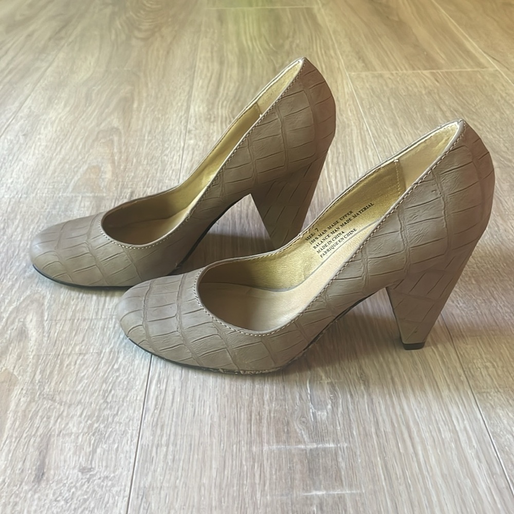 Urban Outfitters - Nude heels - size 7